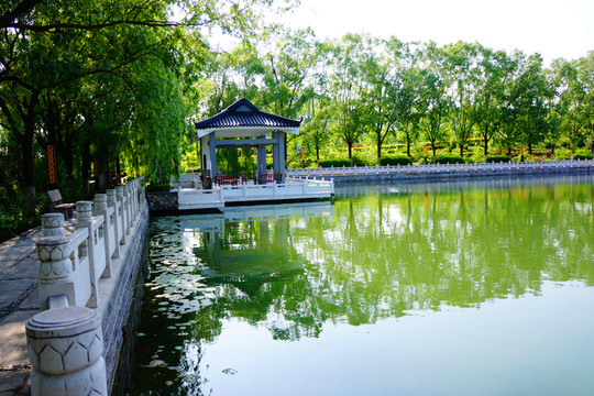 人工湖