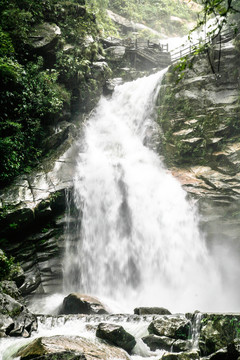 山谷溪流