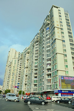 城市靠馬路的商品住宅樓