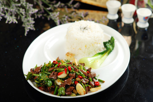 小炒黃牛肉拌飯
