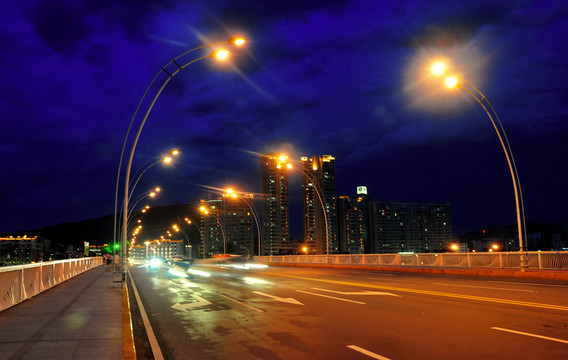 大橋橋面夜景