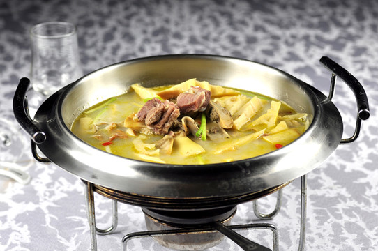 農(nóng)家風干肉燉春筍河蚌