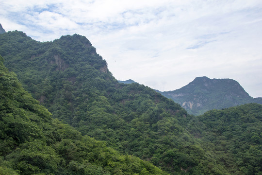 青山云白