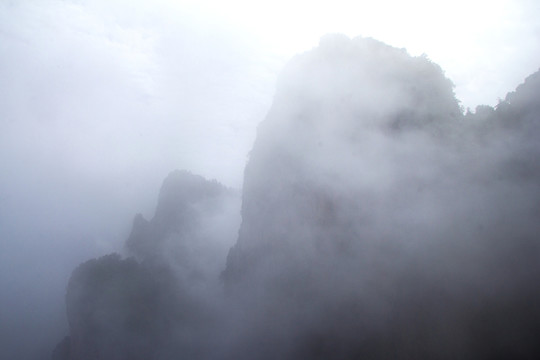 山巒云海中
