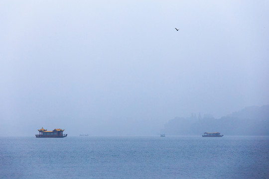 霧中湖和游船