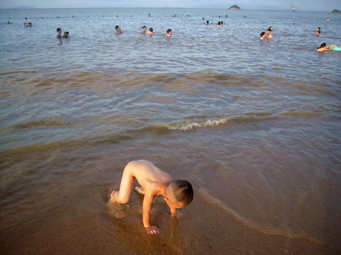 玩海的小男孩