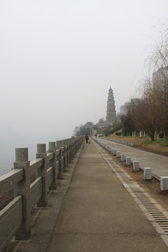 江邊風(fēng)光