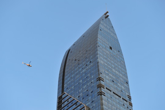 摩天大楼和直升机