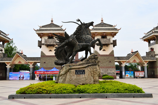 涼山民族風(fēng)情園雕塑