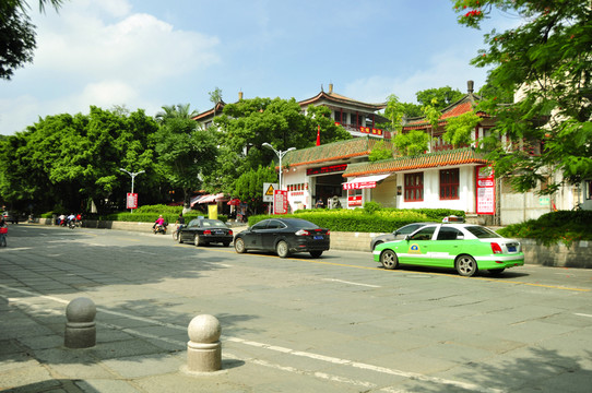 黎明大學(xué)外的馬路