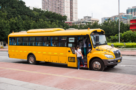 校車
