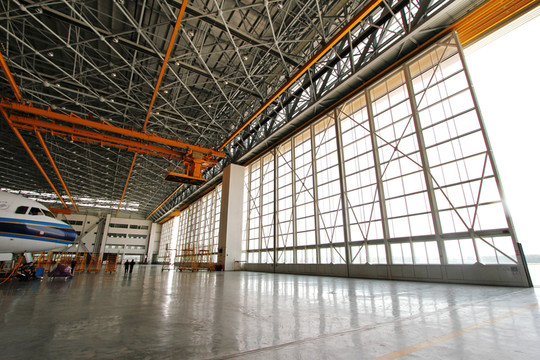 飛機(jī)機(jī)庫內(nèi)景
