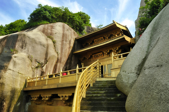 用銅建造的寺廟