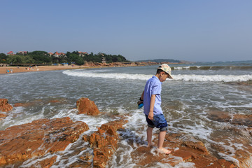 海邊玩耍兒童