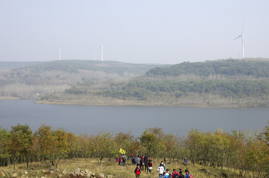 丘陵地帶的水庫與風(fēng)電場