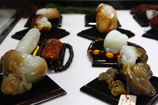 和田玉籽料及和田玉玉雕首飾把玩