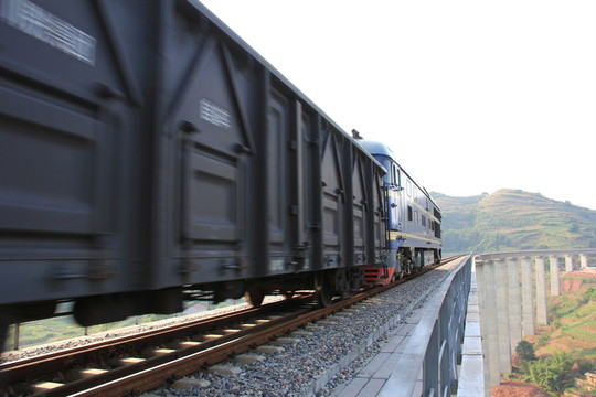 隆黃鐵路敘永火車過(guò)橋