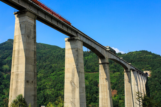 敘大鐵路永寧河大橋架梁鋪軌