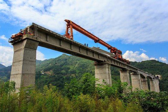 敘大鐵路永寧河大橋架梁鋪軌