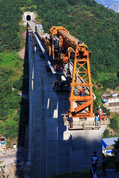 敘大鐵路永寧河大橋架梁鋪軌
