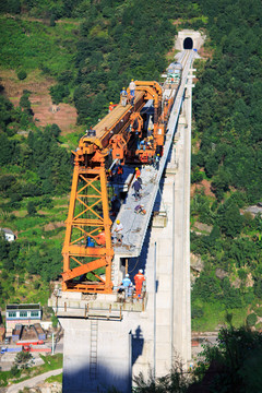 敘大鐵路永寧河大橋架梁鋪軌