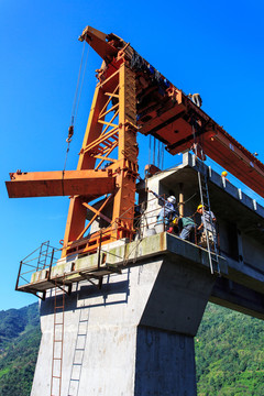 敘大鐵路永寧河大橋架梁鋪軌