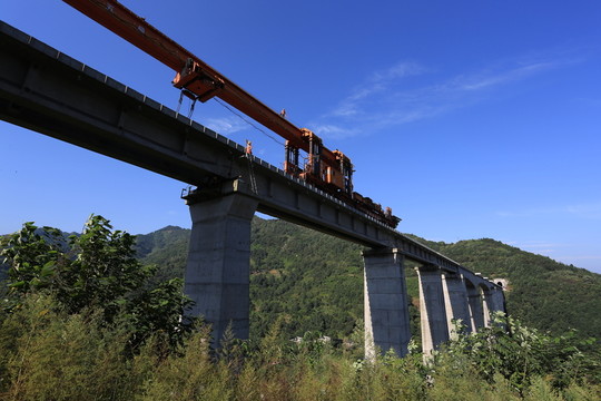 敘大鐵路永寧河大橋架梁鋪軌