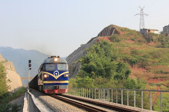 隆黃鐵路敘永火車過(guò)橋