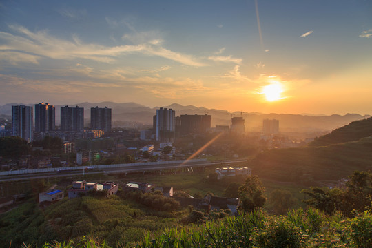 敘永新貌城市樓群夕陽晚霞