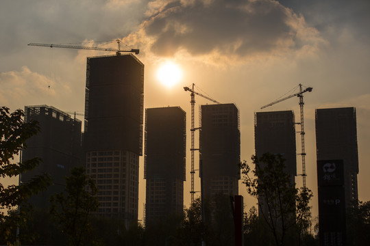 建筑工地高樓大廈樓群太陽