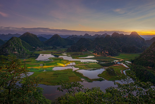 云南普者黑青龍山傍晚 喀斯特地