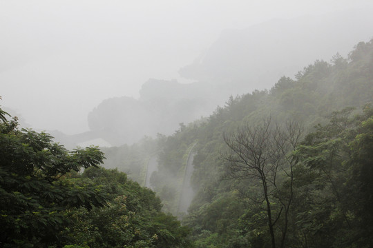 雨后山景