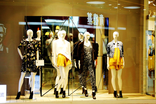 櫥窗 服飾女裝 服裝店 專賣店