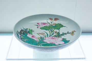 粉彩荷蓮紋盤