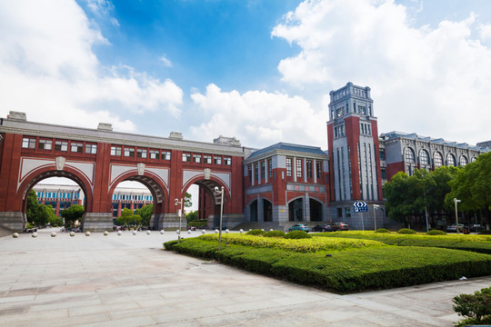 華東政法學(xué)院大門