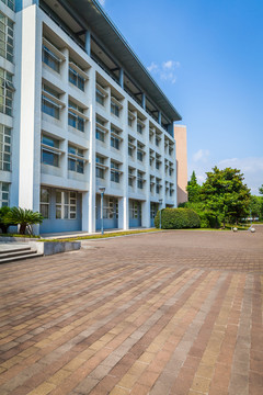 東華大學(xué)行政樓
