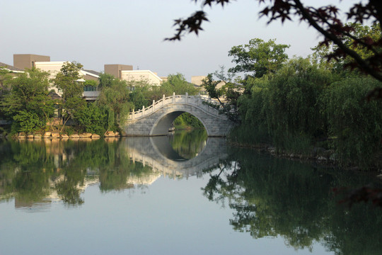 湖水小橋