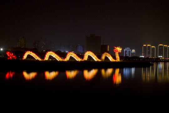 山西太原汾河公園里的龍燈