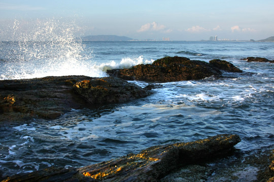 海浪沖打礁石