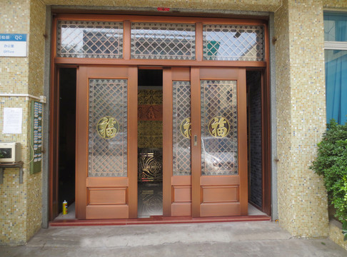 高清福字玻璃夾四開門銅門實景圖