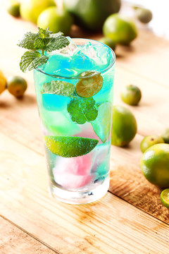 藍(lán)柑石榴薄荷飲品
