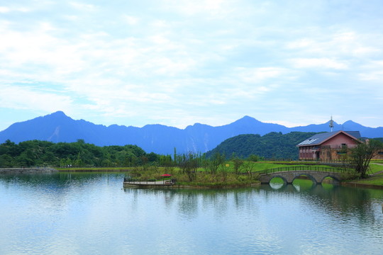 湖畔風(fēng)景