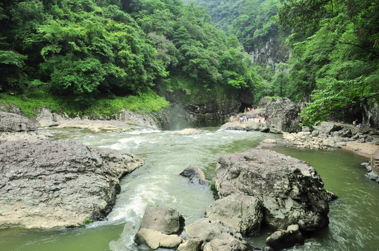 溪谷水流石頭