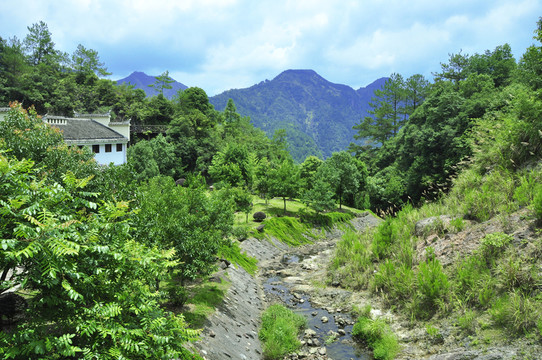 山峰房子溝渠