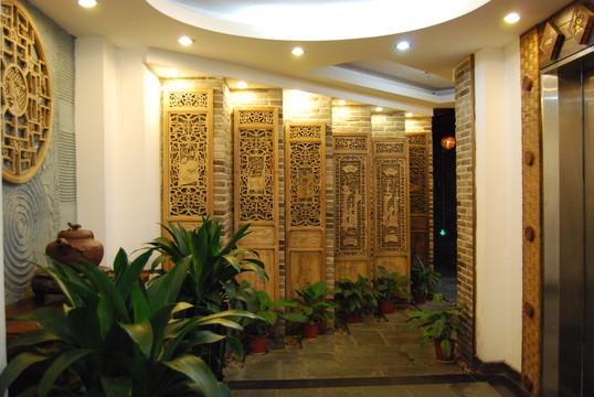 休閑會(huì)所走廊古典屏風(fēng)玄關(guān)