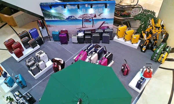 商場箱包展示