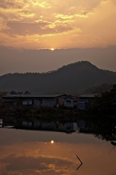 夕陽(yáng)倒影