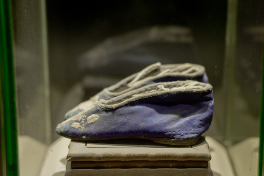 古代小腳刺繡布鞋