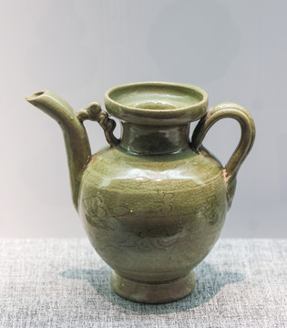 明代青釉刻花執(zhí)壺
