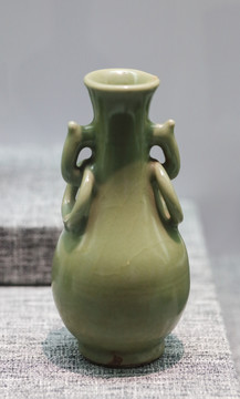 元代青釋雙耳銜環(huán)瓶